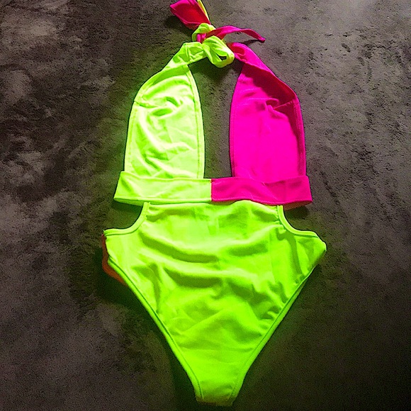 ATTRACTIVE & Inviting Swimsuit ๐ - Picture 3 of 9